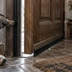 Comment isoler une porte d'entrée : joint au bas contre les fuites d’air