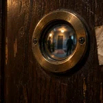 Judas porte : gros plan du judas optique en laiton